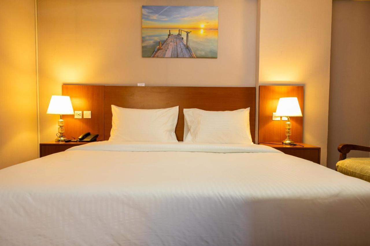 Three 888 Hotel Dubai Exterior foto