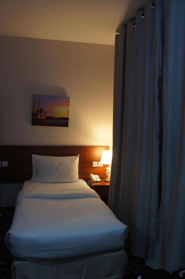 Three 888 Hotel Dubai Exterior foto